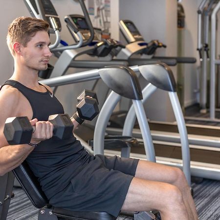 Meriton Suites North Ryde Cité de Cité de Sydney Extérieur photo A man using a dumbbell to exercise
