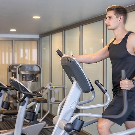 Meriton Suites North Ryde Cité de Cité de Sydney Extérieur photo A man using an elliptical trainer