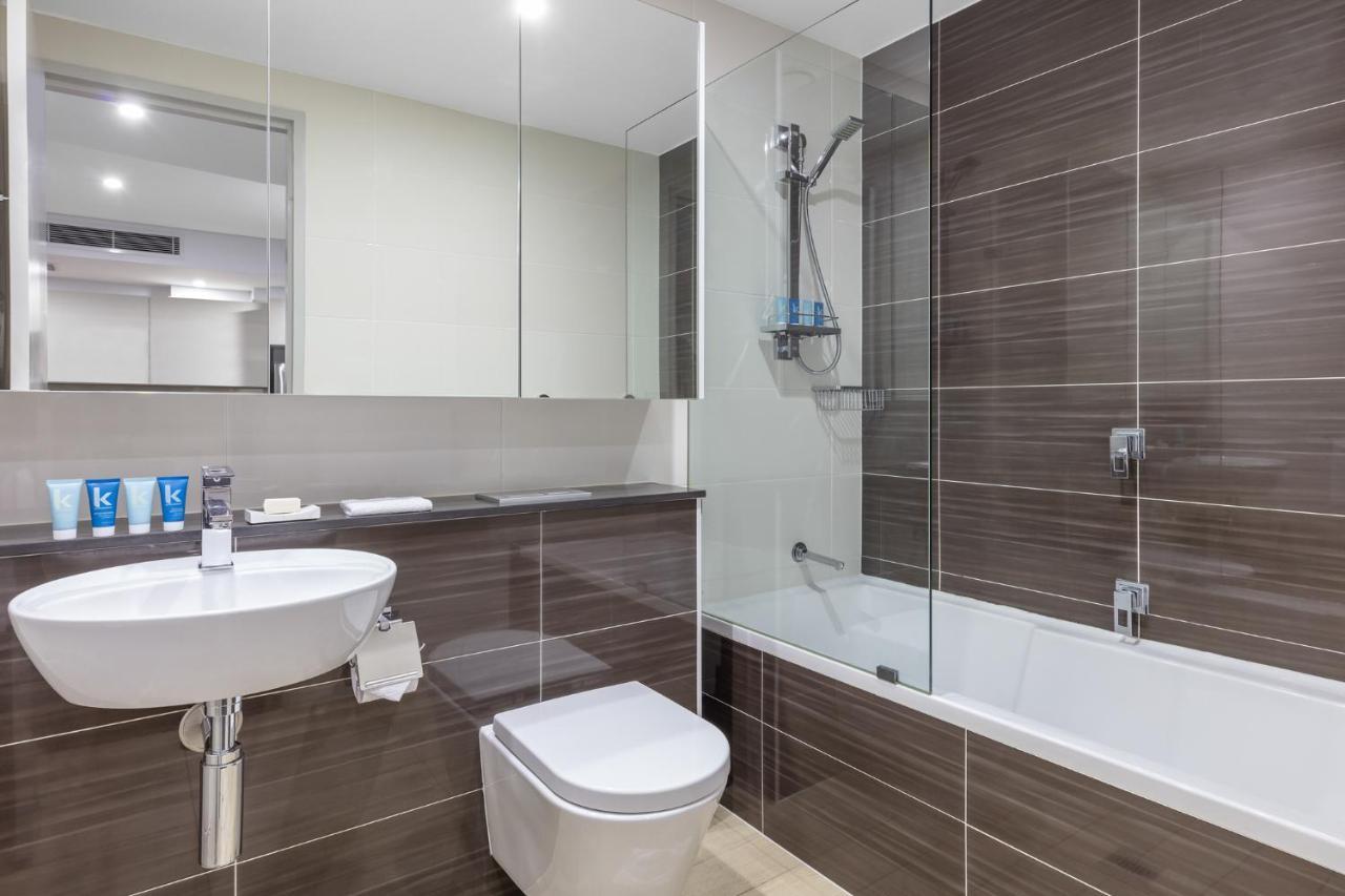 Meriton Suites North Ryde Cité de Cité de Sydney Extérieur photo A typical bathroom in a Premier Inn