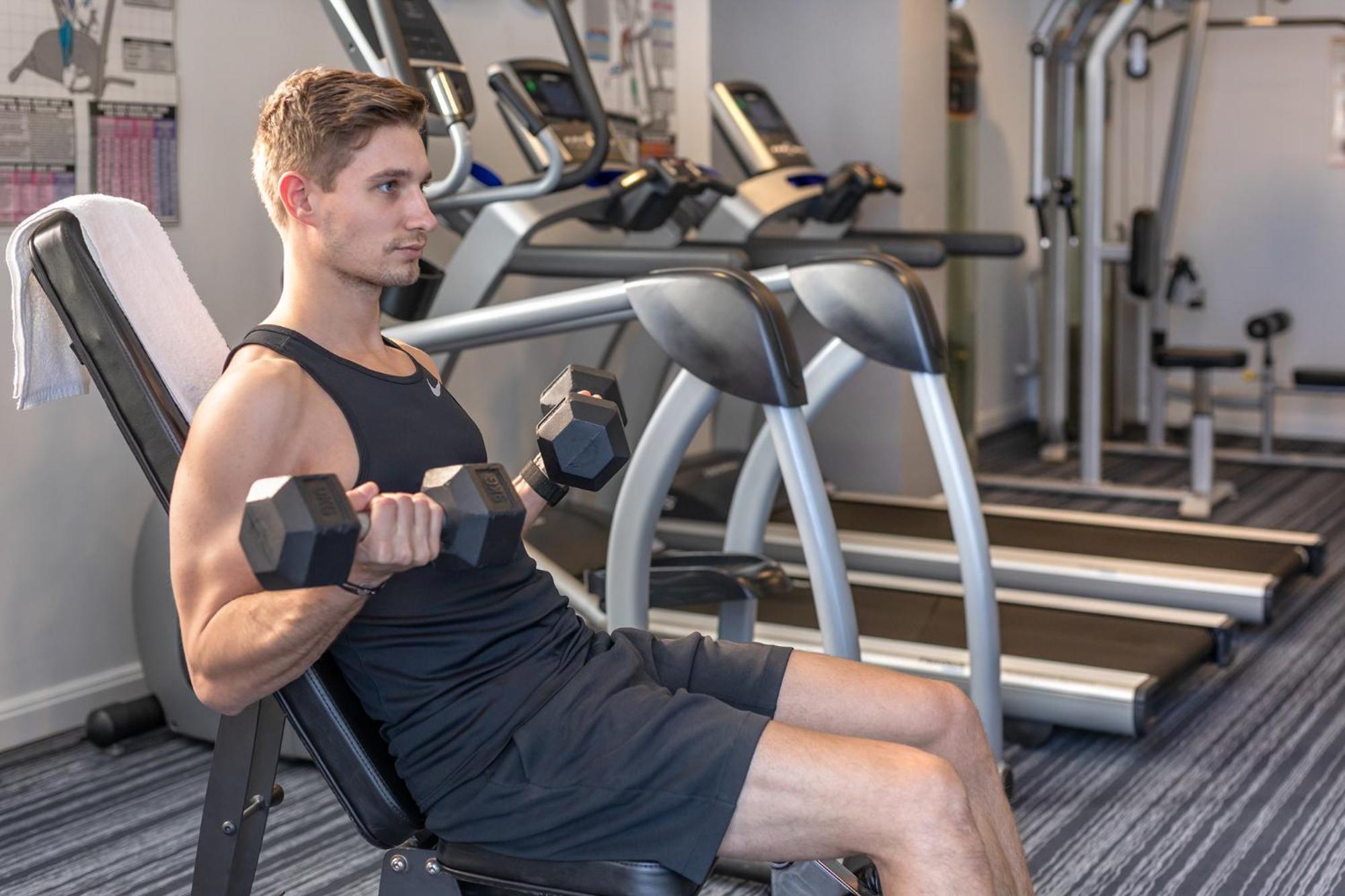 Meriton Suites North Ryde Cité de Cité de Sydney Extérieur photo A man using a dumbbell to exercise